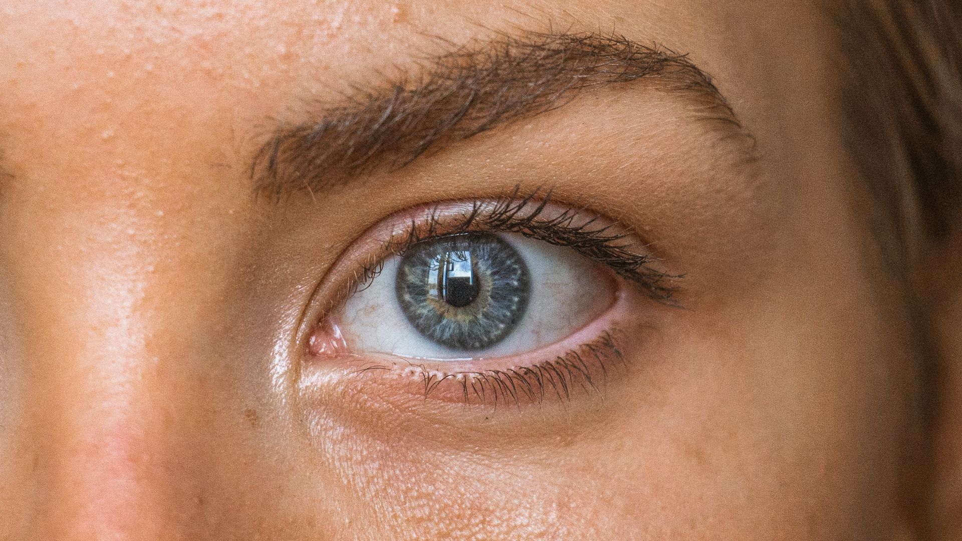 close-up photo of persons eye