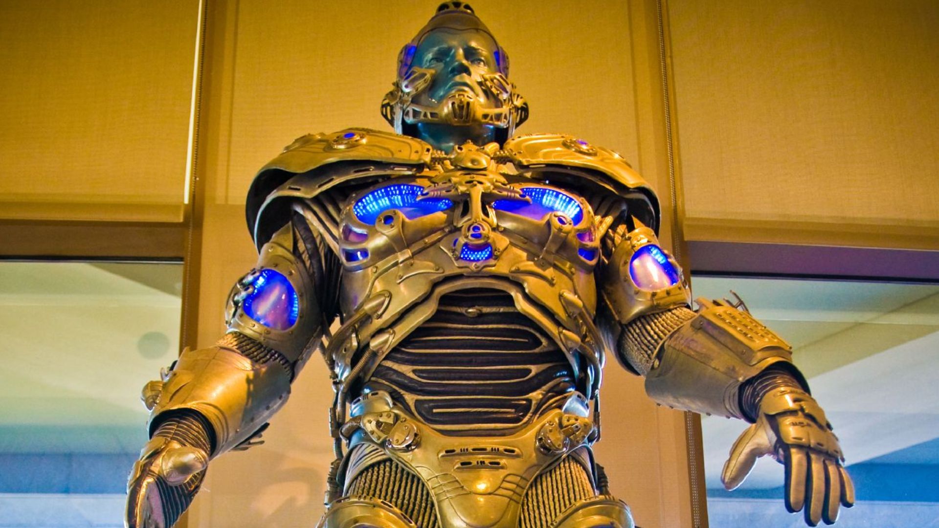 File:Arnold Schwarzenegger Mr. Freeze costume in Batman.jpg