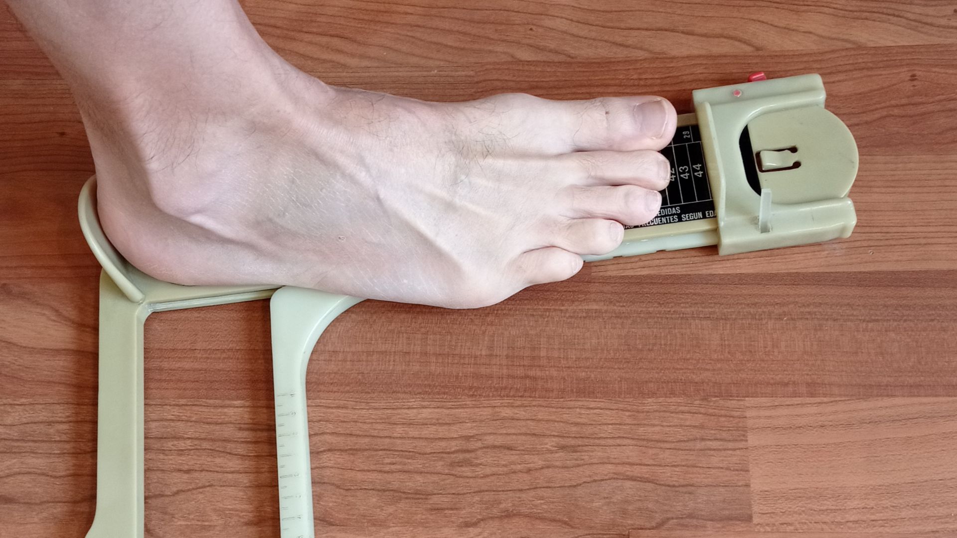 File:Foot measurement using a MAM foot measurement tool.jpg