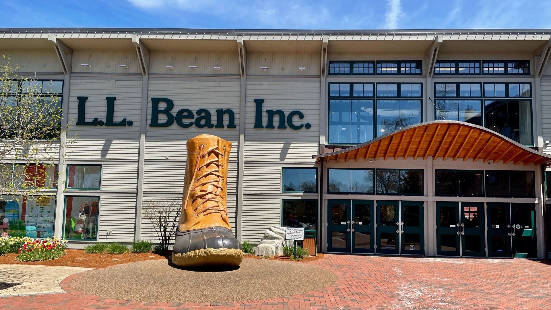 File:L.L. Bean entrance and boot.jpg