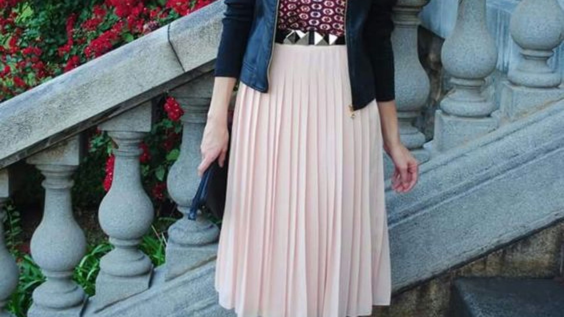 File:Woman wearing light pink pleated skirt.jpg