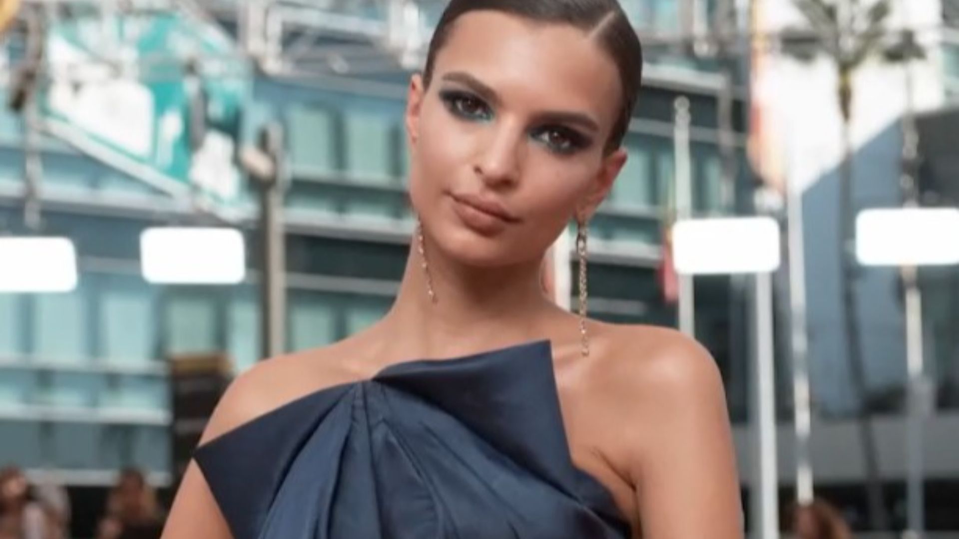 File:Emily Ratajkowski at Emmy Awards 2016.jpg
