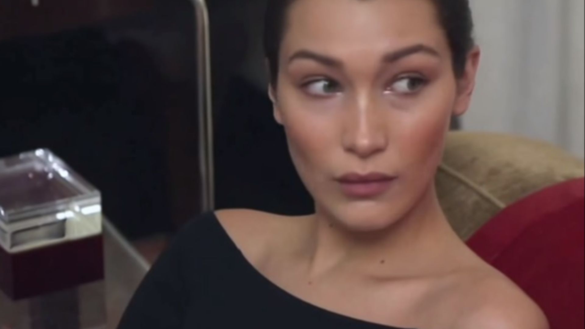 File:Bella Hadid 15 Advent 2015 02.jpg