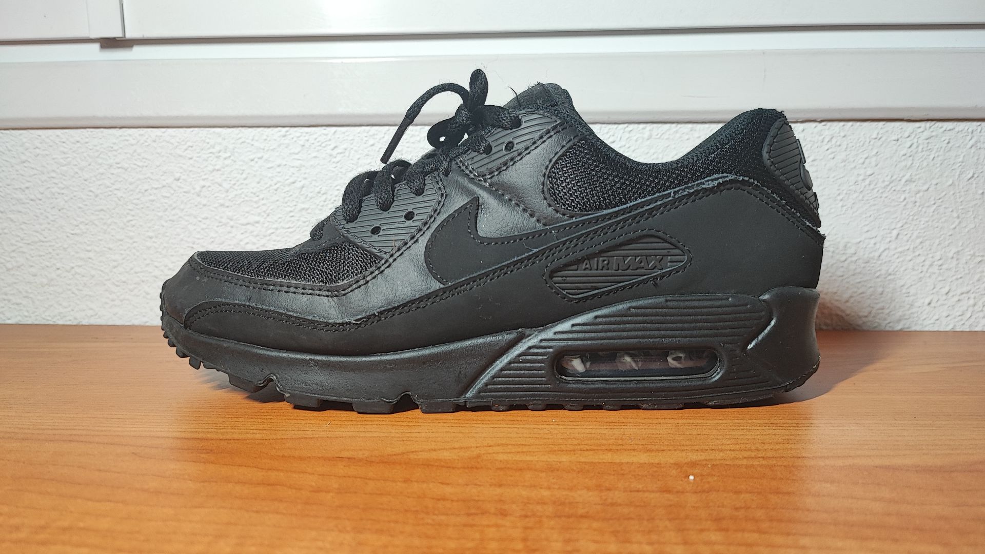File:Nike Air Max 90.jpg