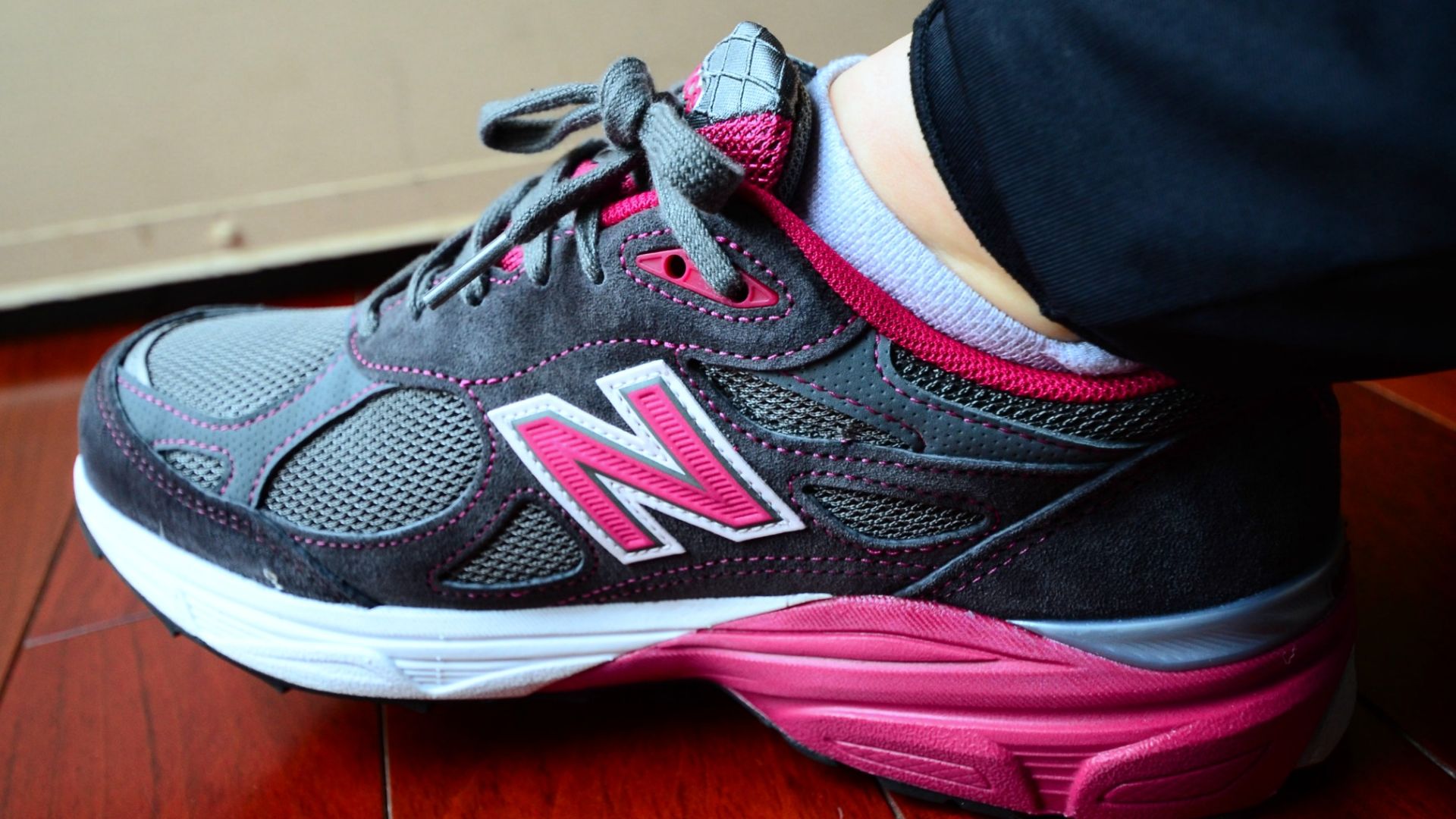 File:New Balance Women's 990 Running Shoes.jpg