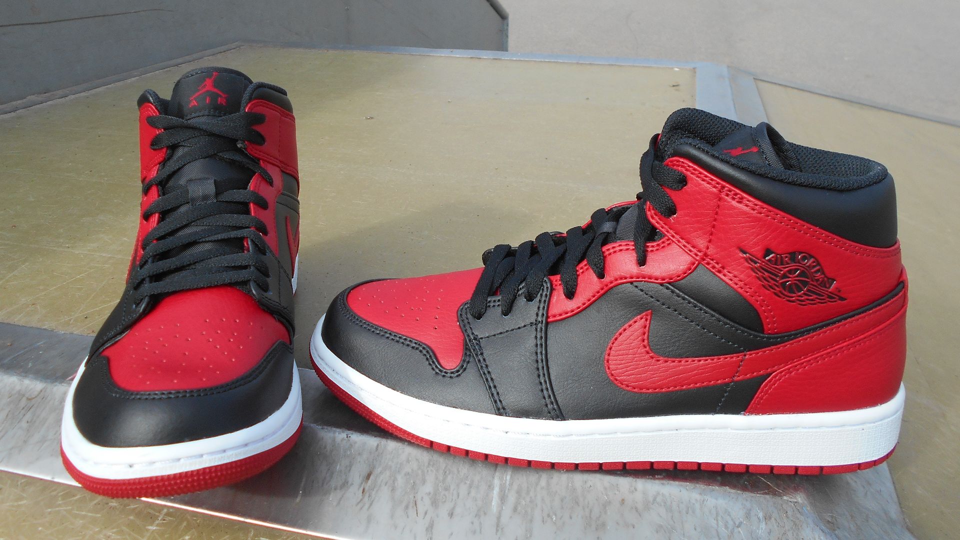 File:Air Jordan 1 Banned.jpg
