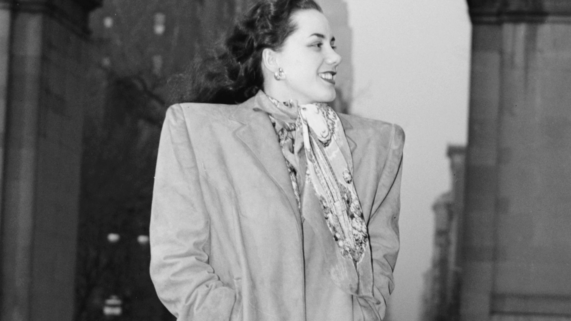 File:(Portrait of Ann Hathaway, Washington Square, New York, N.Y., ca. May 1947) (LOC) (5306387953) (cropped).jpg