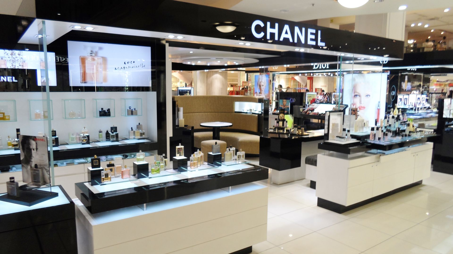 File:Chanel MYER Sydney City 2013.jpg