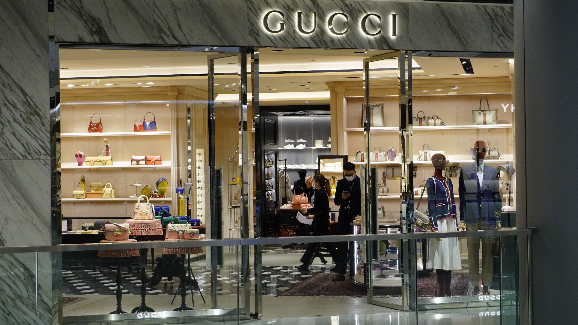 File:HK 中環 Central 國際金融中心 IFC Mall shop July 2021 S64 Gucci Clothing store 02.jpg