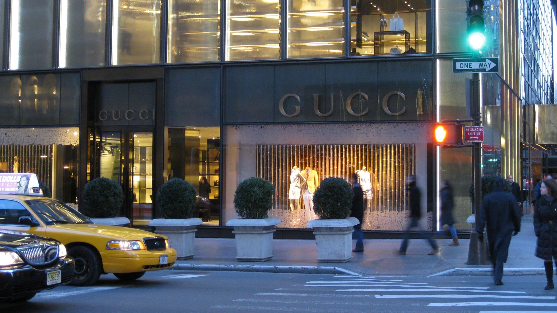File:Trump Tower - Gucci.jpg