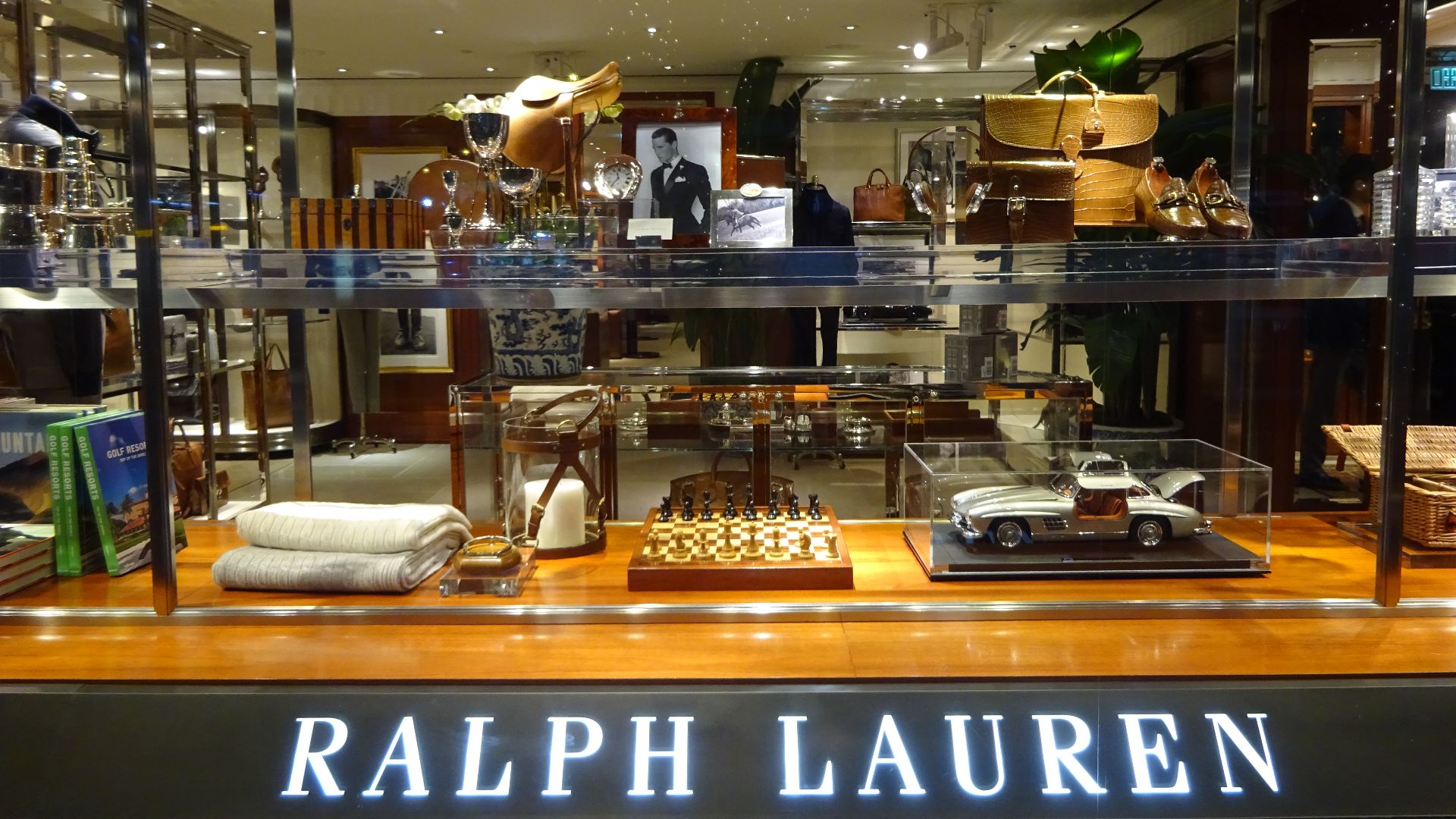 File:HK Central Prince's Building clothing shop Ralph Lauren window display night Dec-2015 DSC.JPG