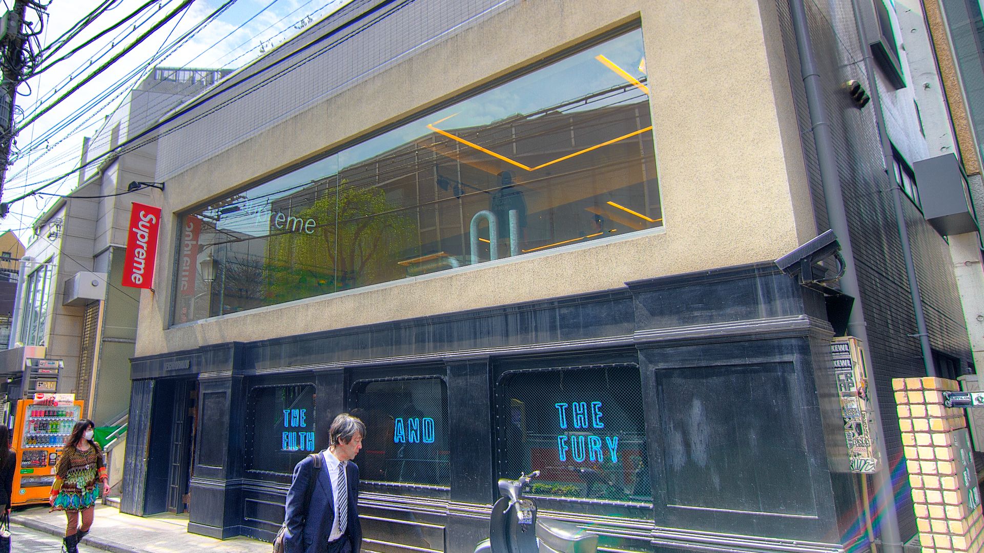 File:Supreme store in Tokyo.jpg