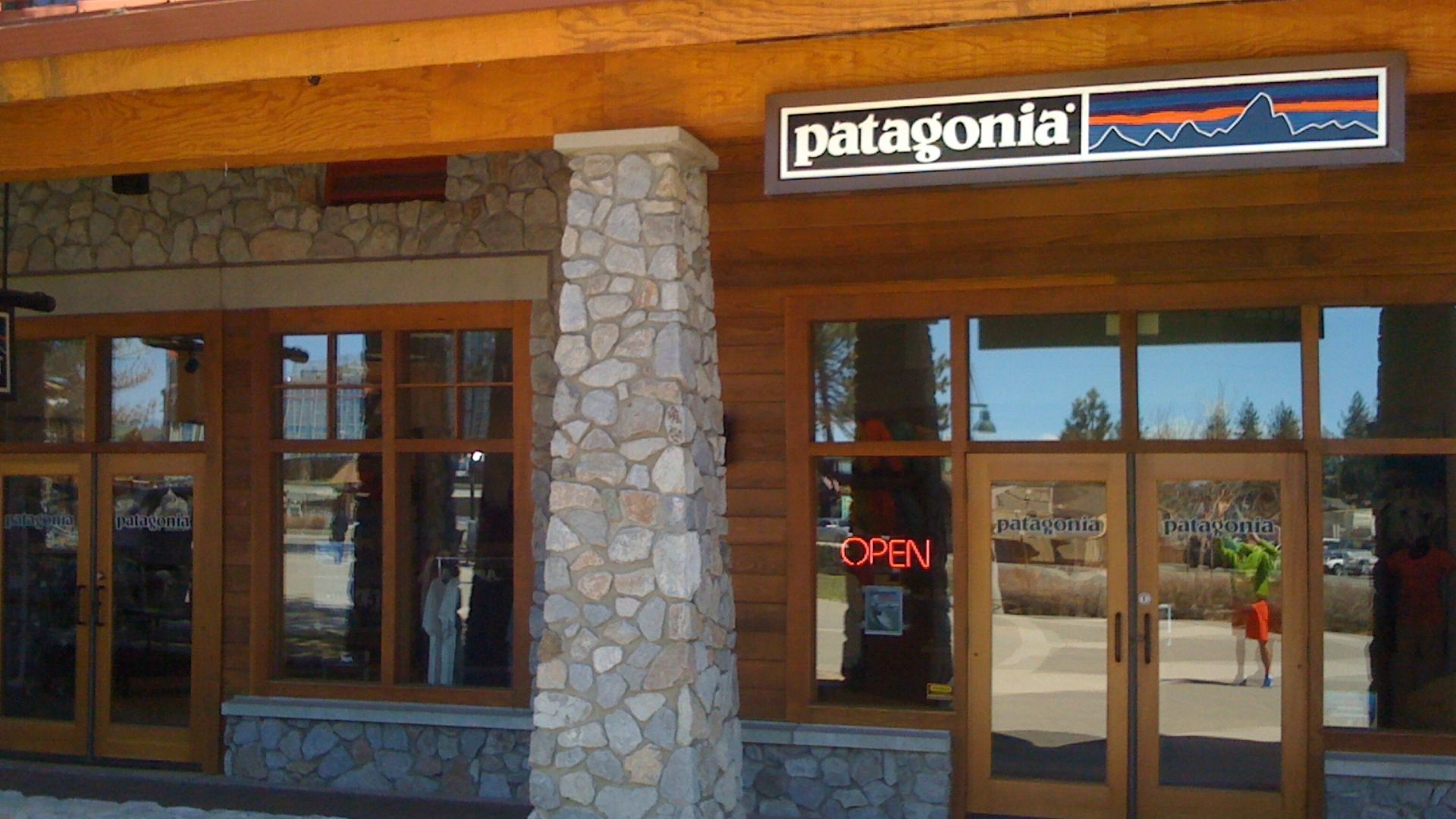 File:Patagonia shop.jpg