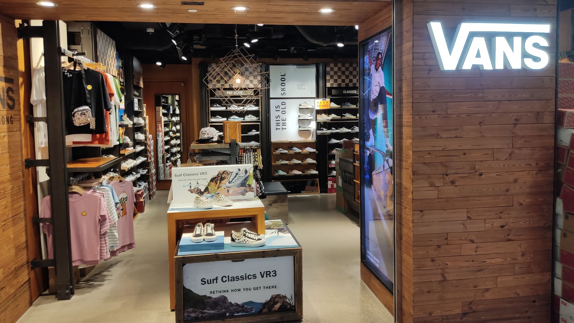 File:HK STD 沙田 Sha Tin 新城市廣場 New Town Plaza mall shop Vans clothing store September 2022 Px3.jpg