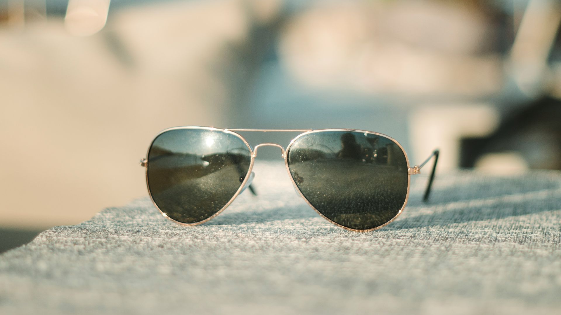 gray-framed sunglasses on selective focus photography