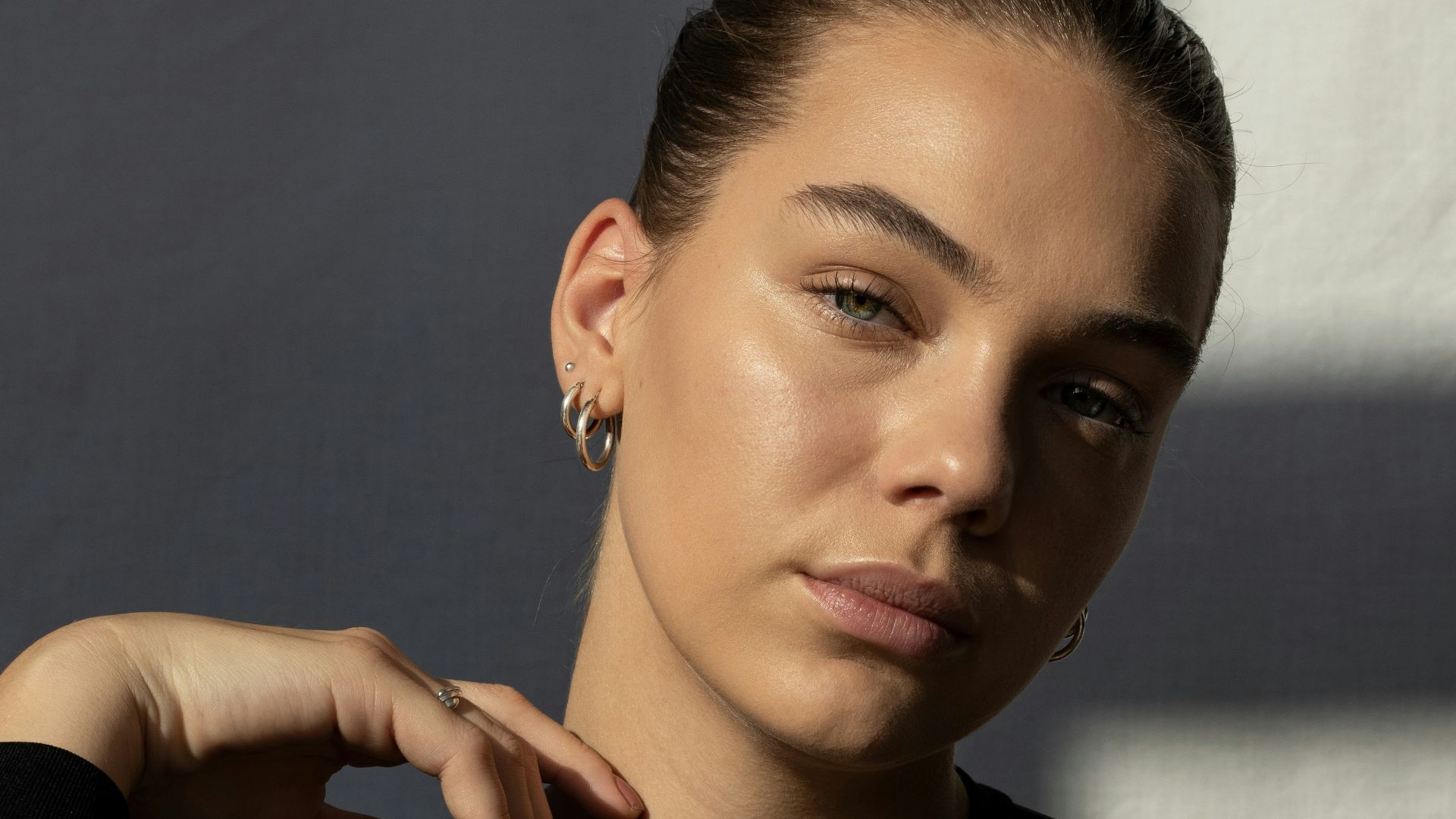 woman in black long sleeve shirt