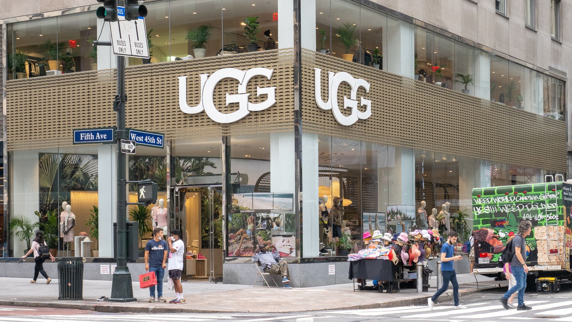 File:UGG - Store (51395753918).jpg