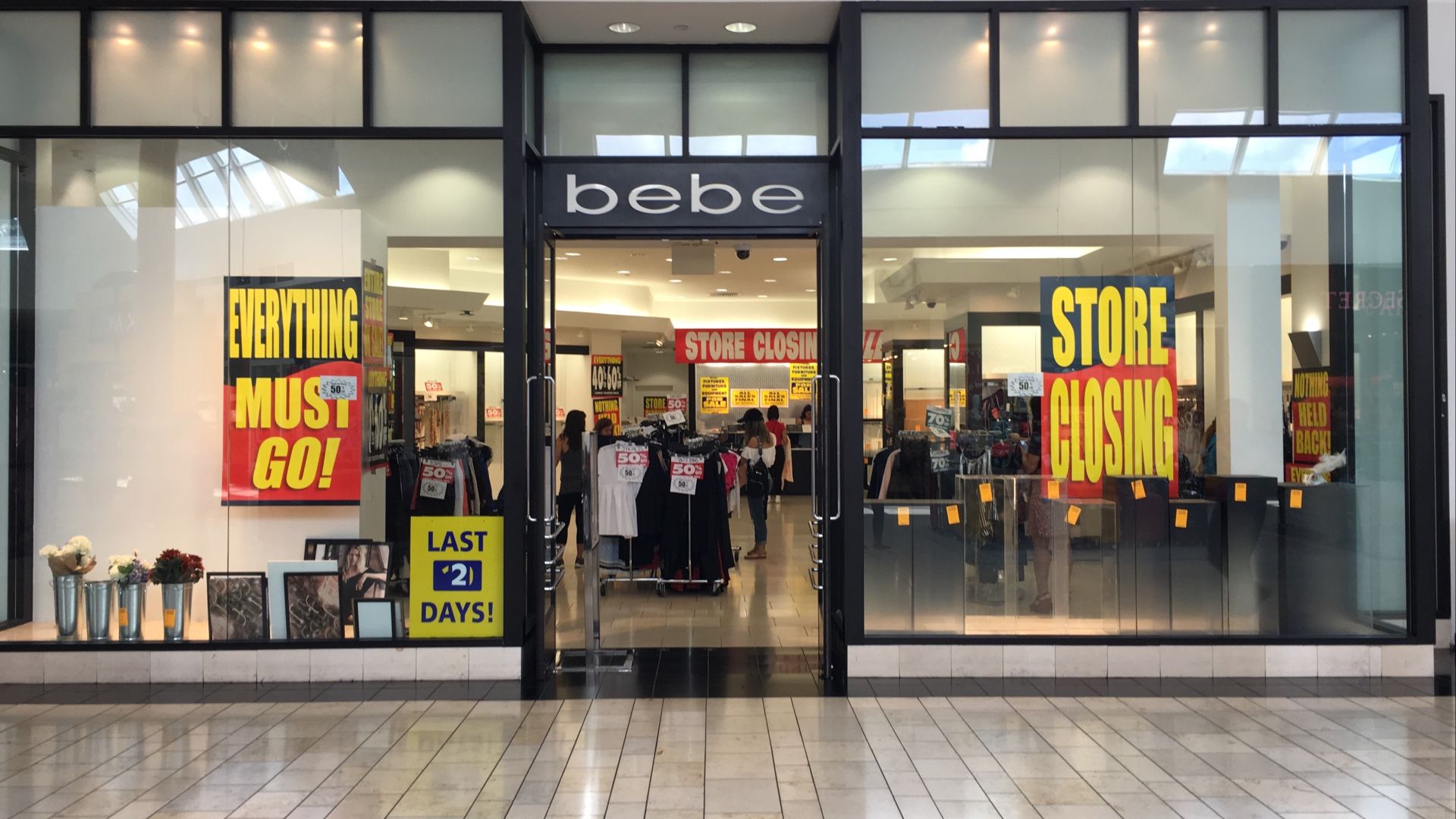 File:Bebe International Mall Miami Last 2 Days (33930141923).jpg