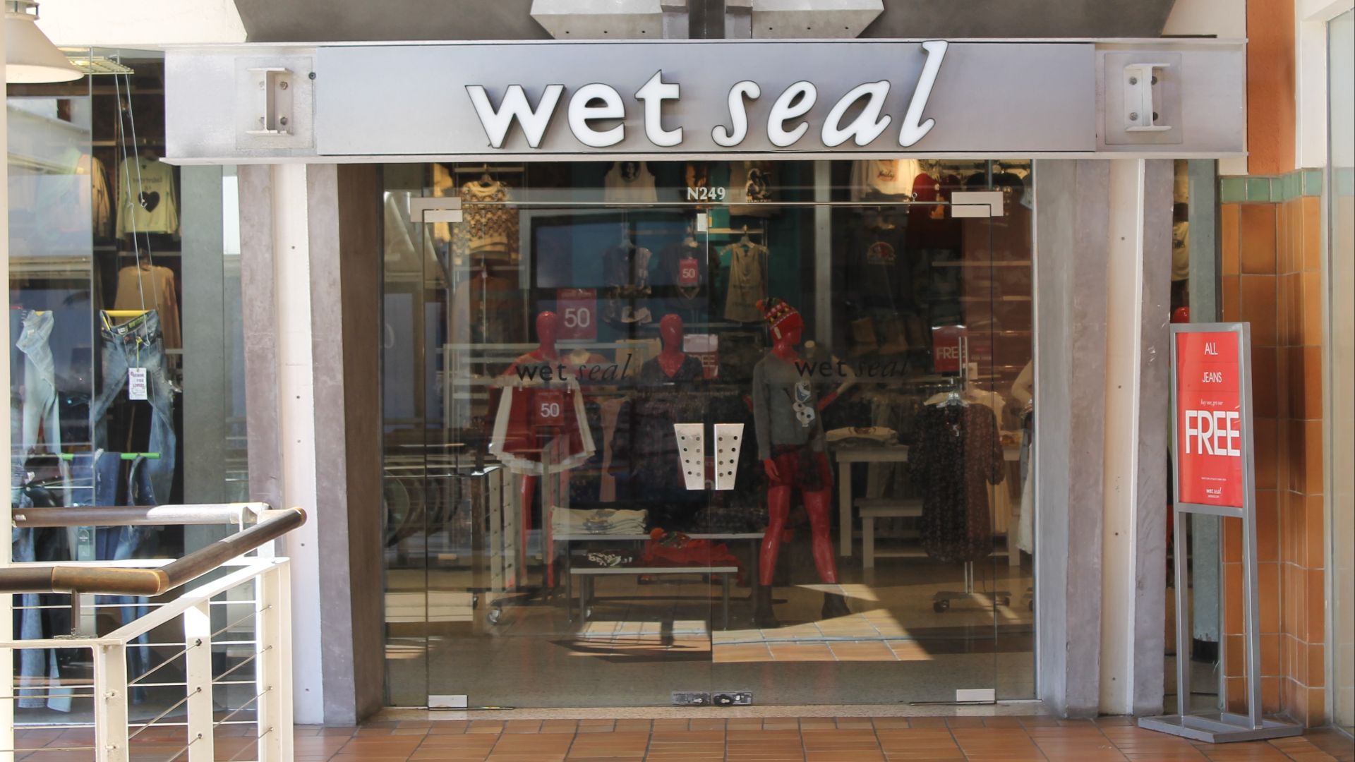 File:Wet Seal Bayside Miami Still Open (15598039013) (2).jpg