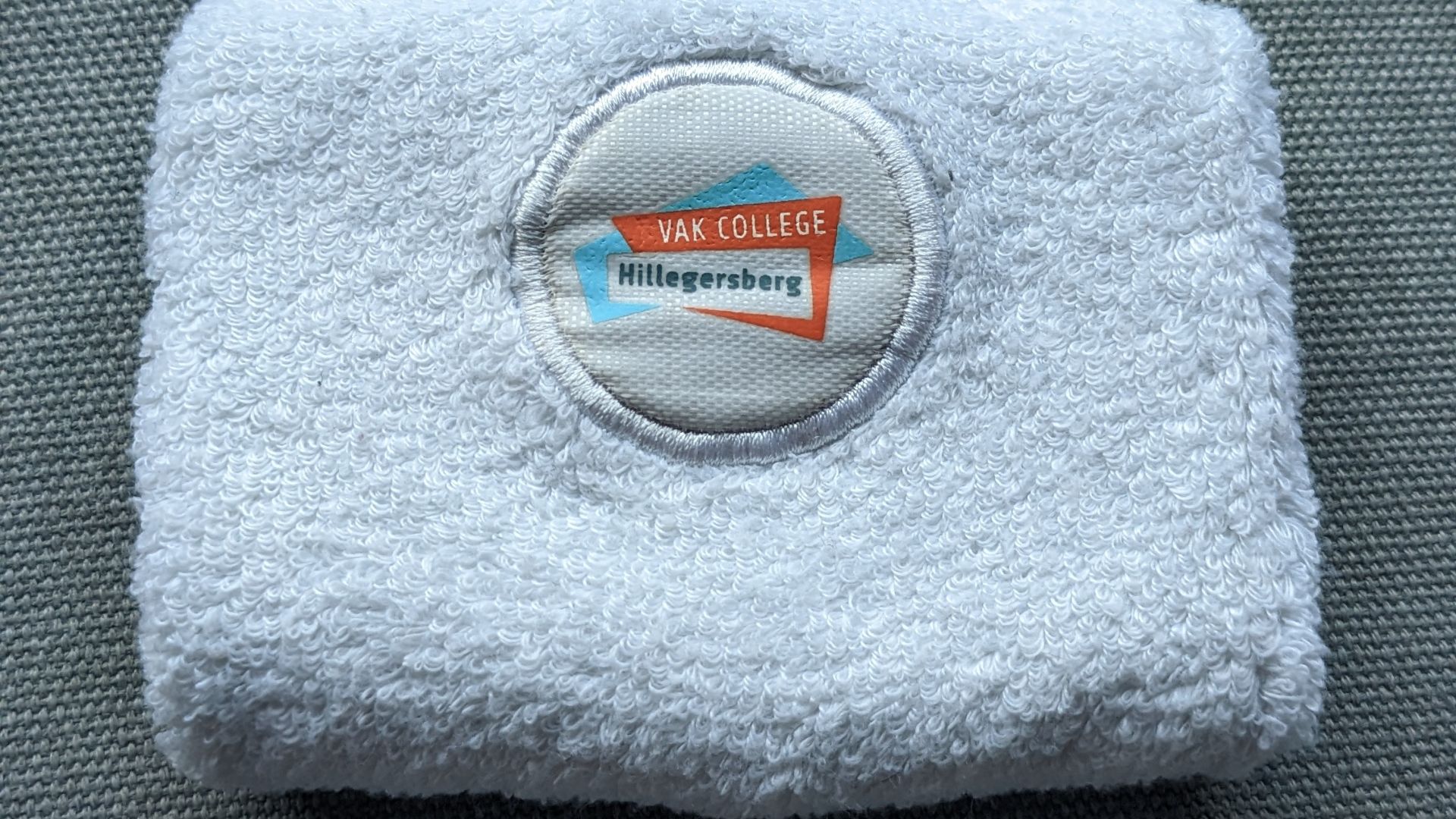 File:Vak College Hillegersberg sweatband, Hillegersberg, Rotterdam (2023) 02.jpg
