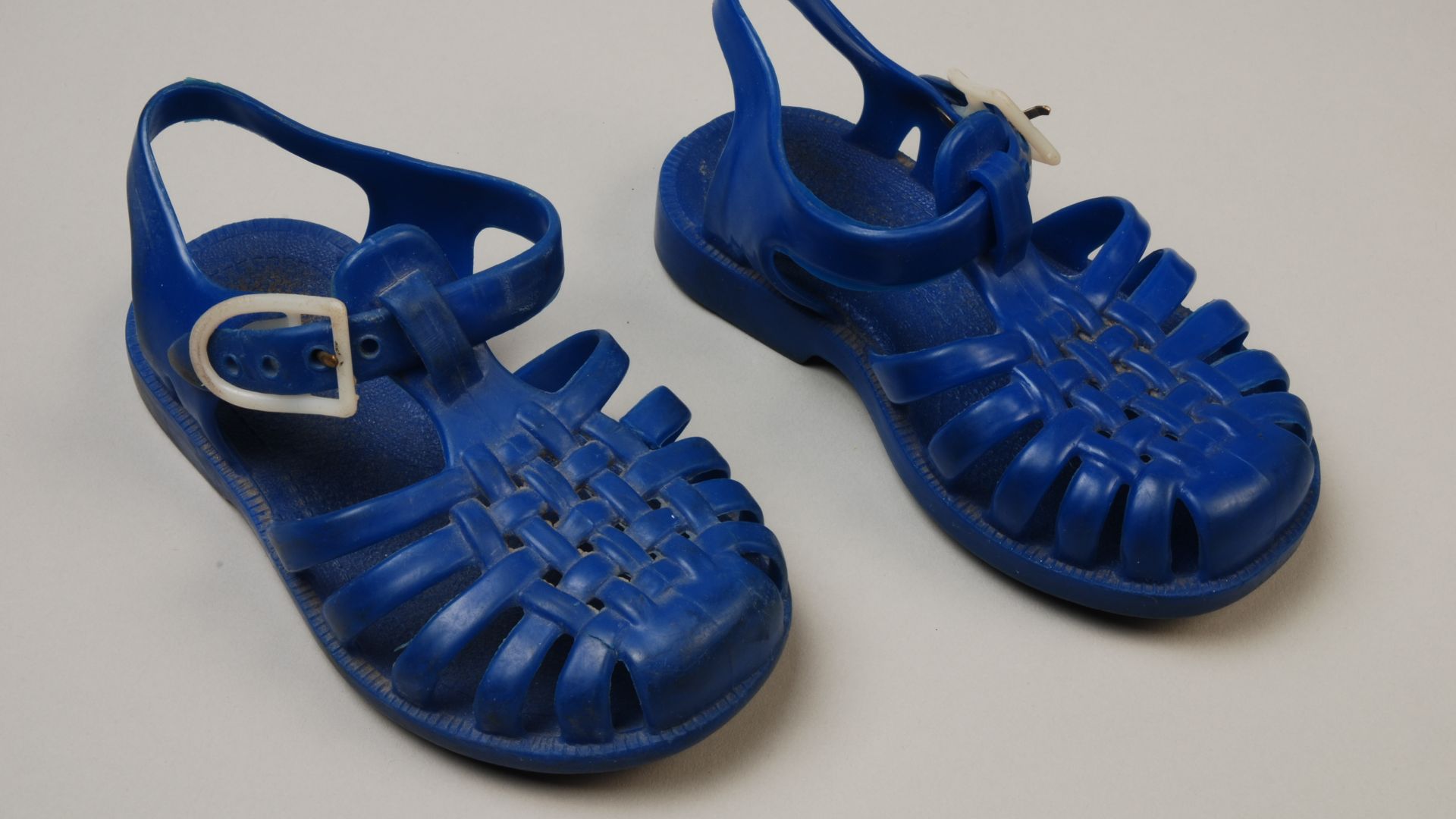 File:Blauwe plastic strandsandaaltjes met witte gespsluiting en vlechtwerk op de neus, objectnr 68085-1-2.JPG
