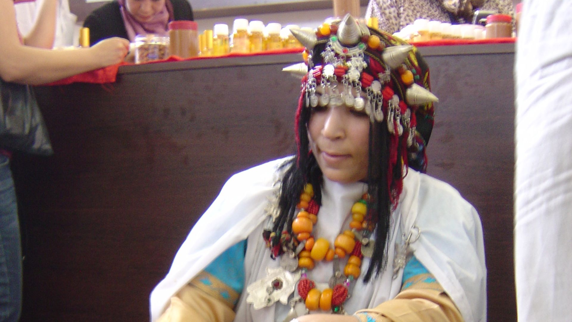 File:La pression de l'huile d'argan.JPG