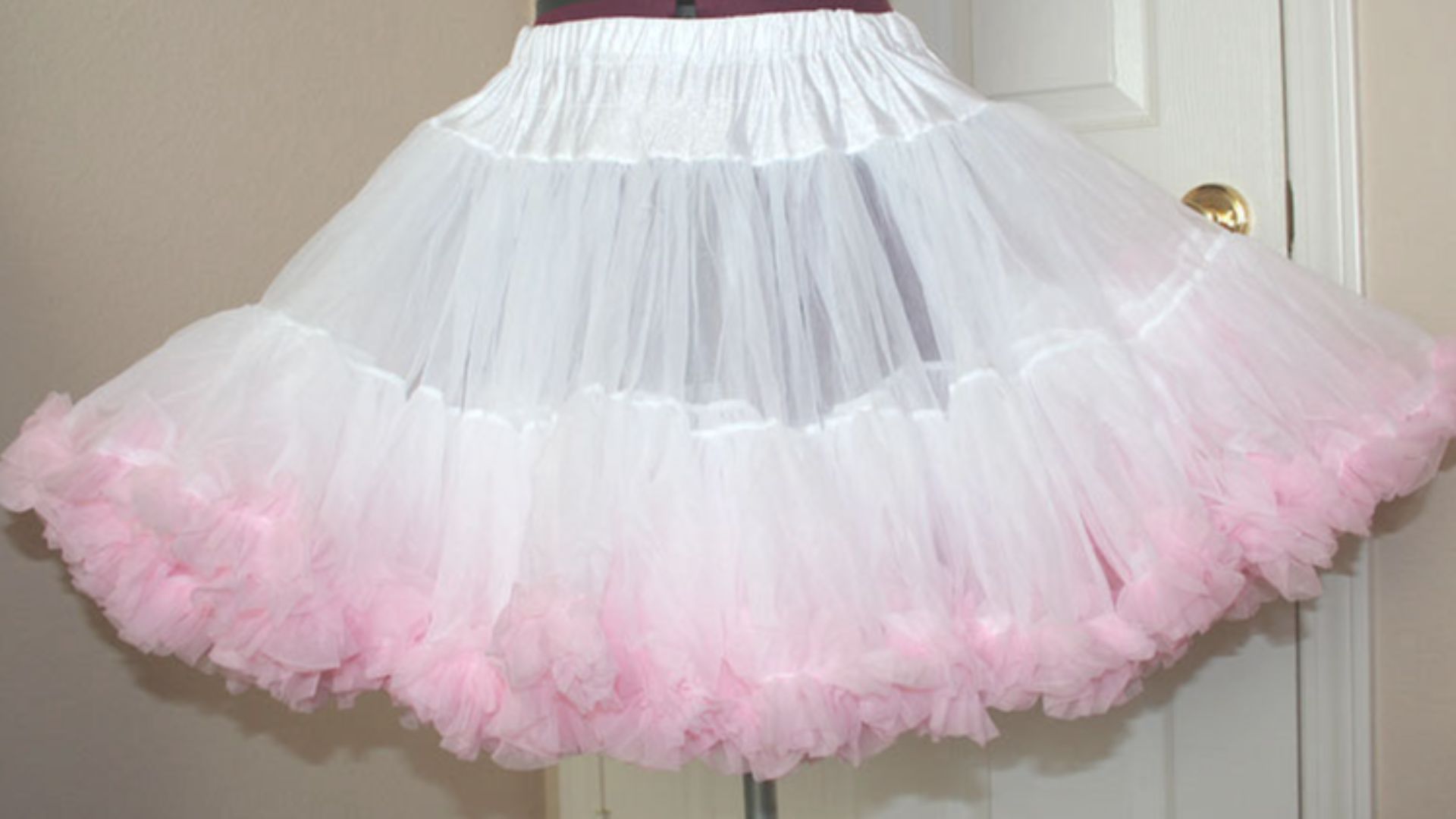 File:Whiteandpinkpetticoat.jpg