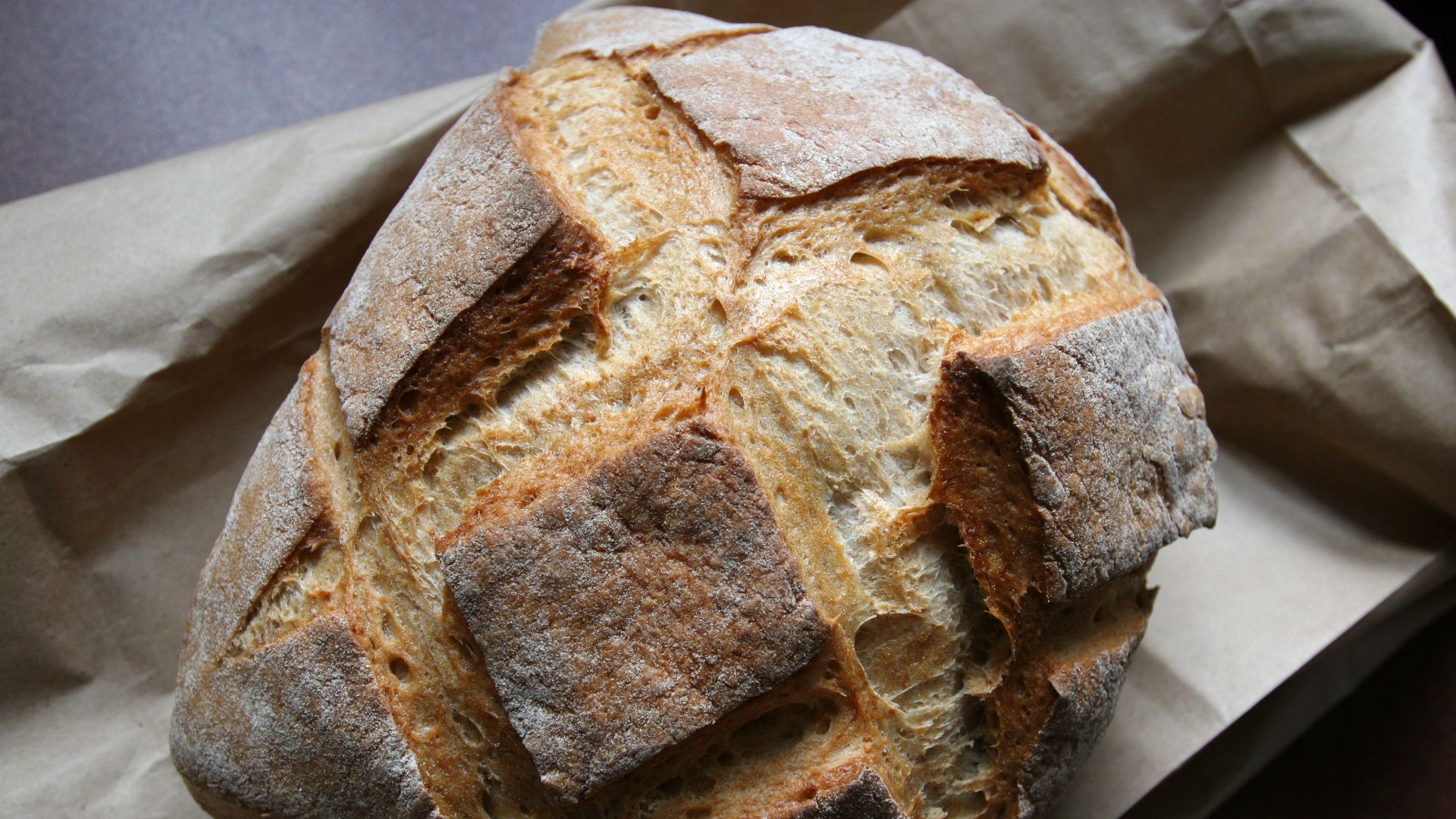 File:Frisch gebackener Brotlaib eines Bauernbrots.jpg