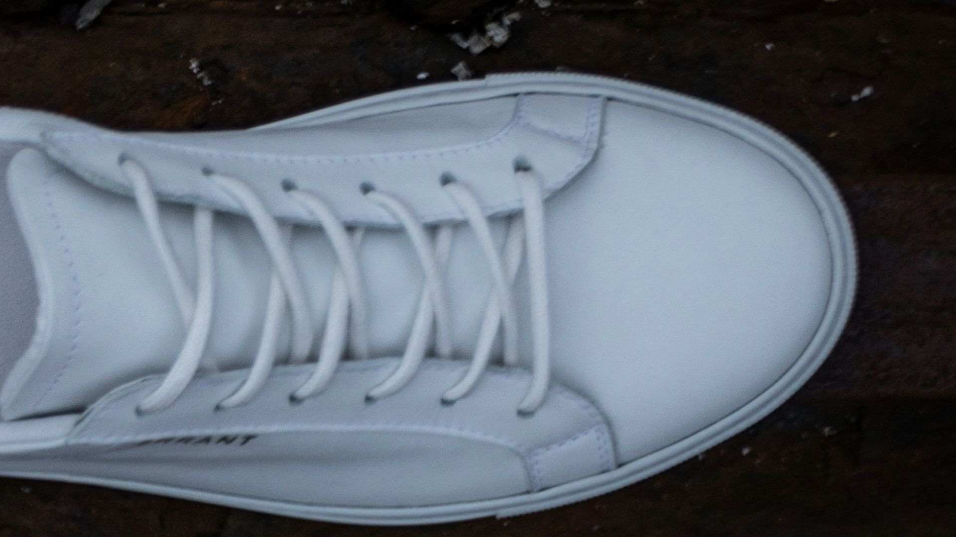 white nike low top sneakers