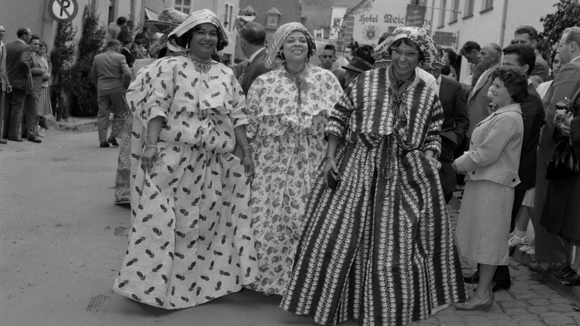 File:Surinaamse dames in Kotomisi, Bestanddeelnr 254-4443.jpg