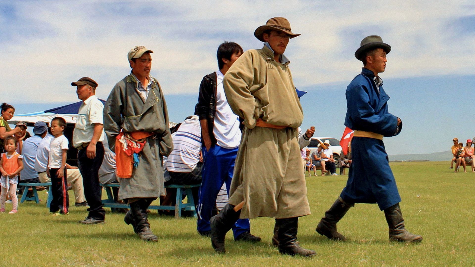 File:Sędziowie w deel na lokalnym festiwalu Naadam (02).jpg
