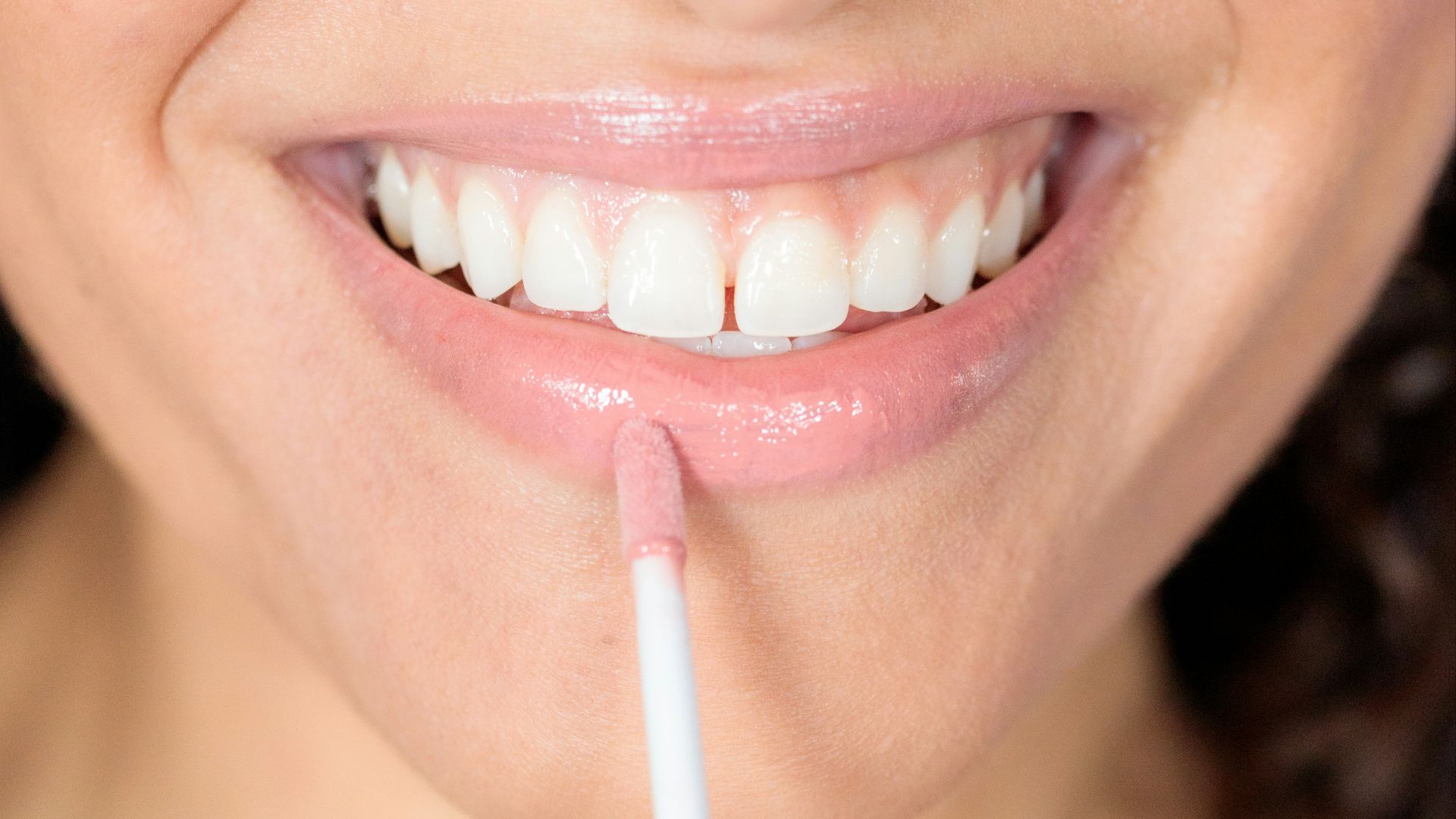 woman holding black and silver pen