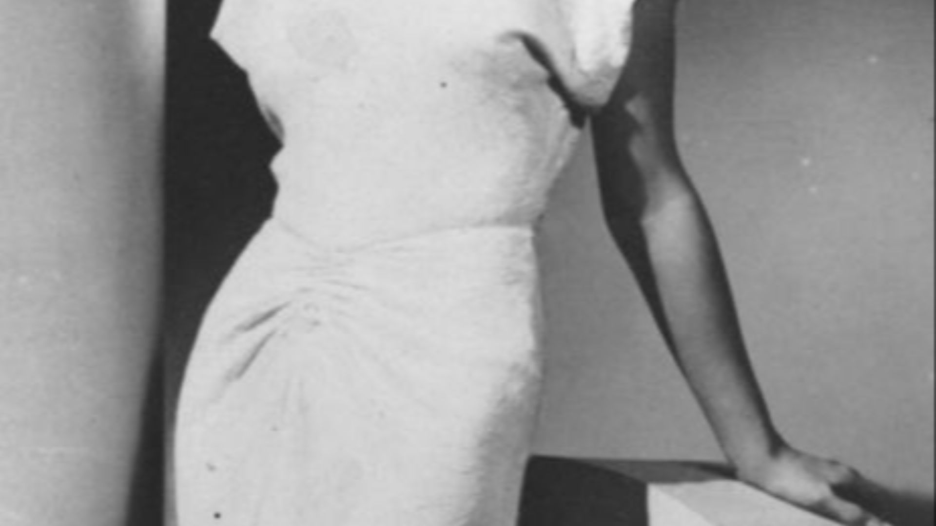 File:Model posing in a glamorous 1930s evening gown (4522097205).jpg