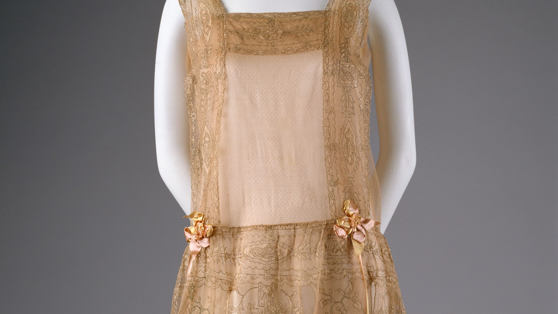 File:Evening dress MET DT7012.jpg