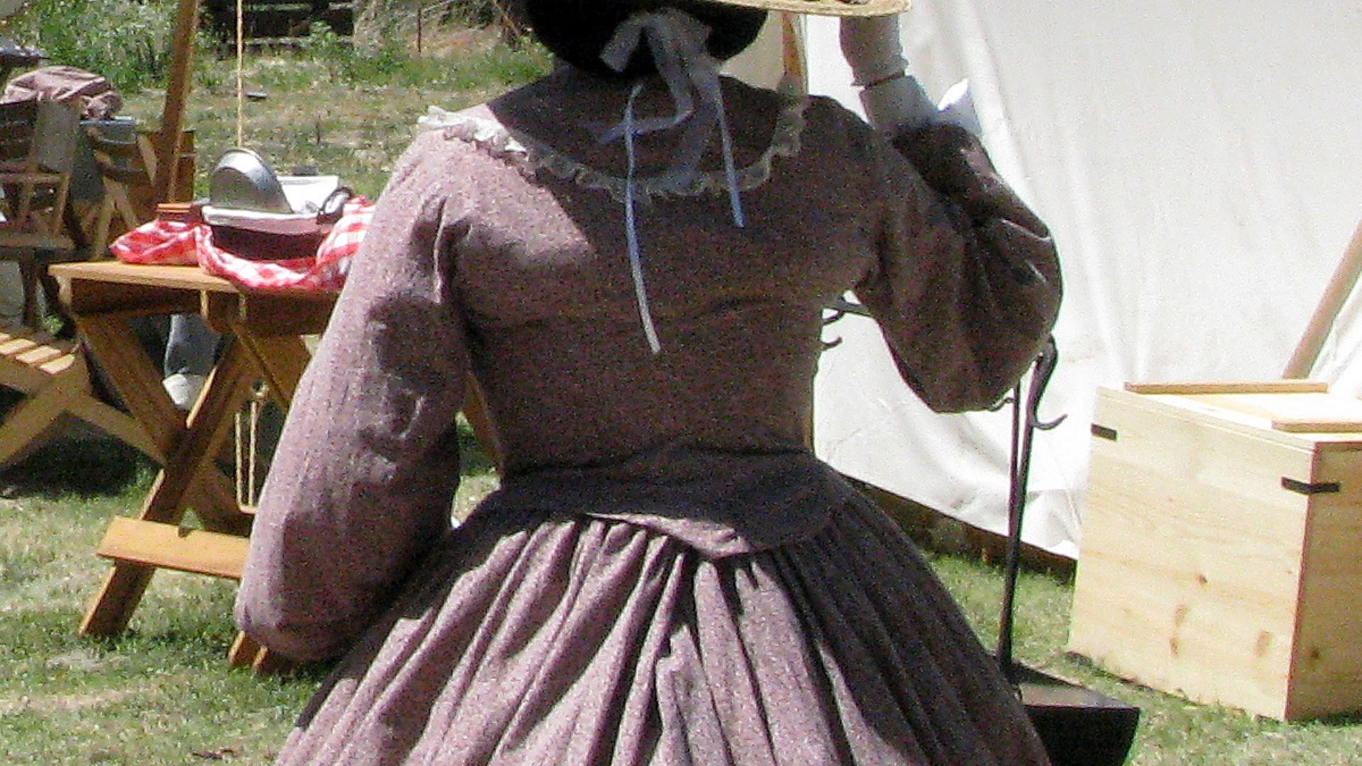 File:Civil war reenactment - southern woman in prairie skirt.jpg