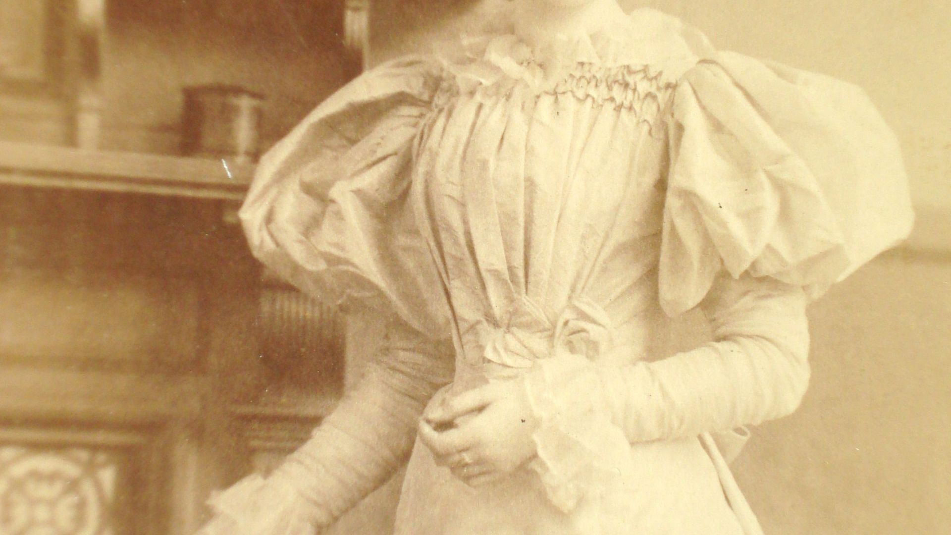 File:Vintage lady wearing puffed sleeves (5800011919).jpg