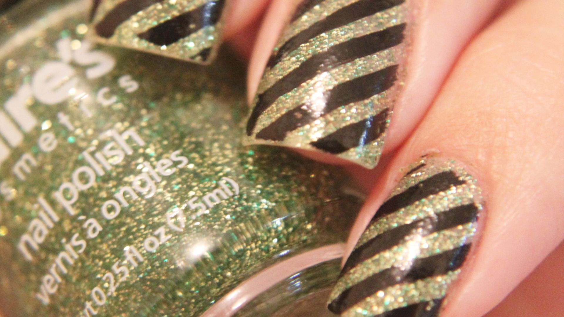 File:Nail art with stripes.jpg