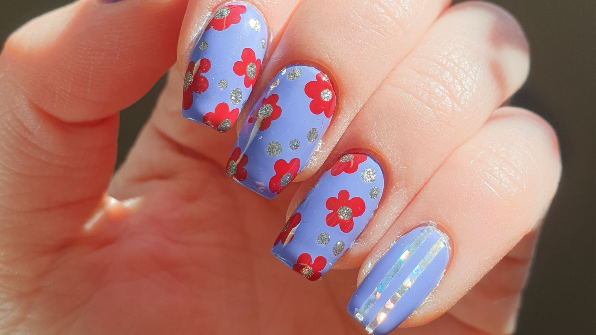 File:Polished purple nails with nail art on.jpg