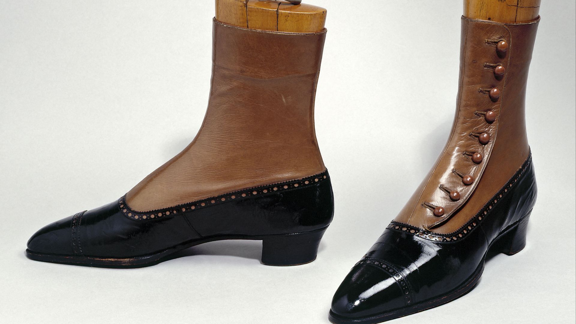 File:Paire de bottines et paire d'embauchoirs, Paris Musées 20230618190515.jpg