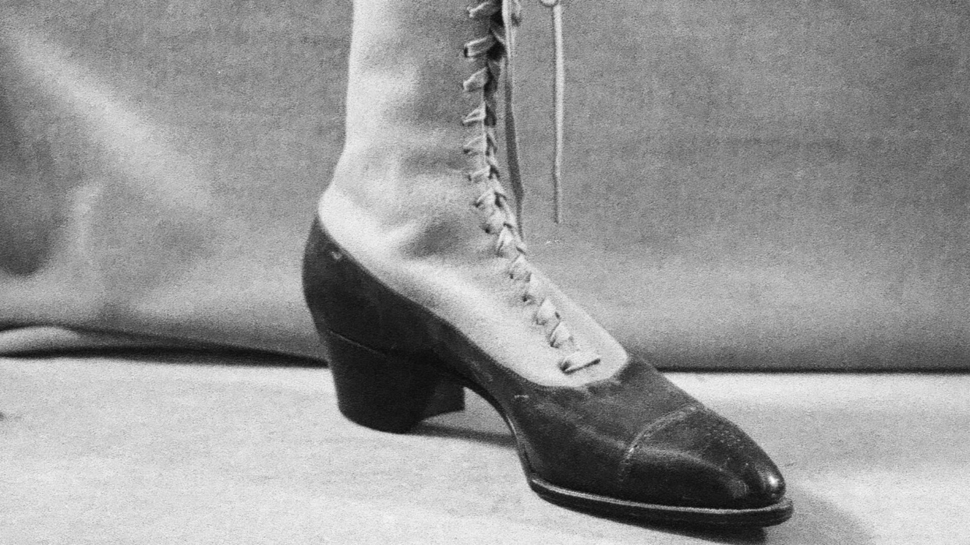 File:One Single Women's Black and Tan Lace-Up Boot by Laird Schober and Co.jpg