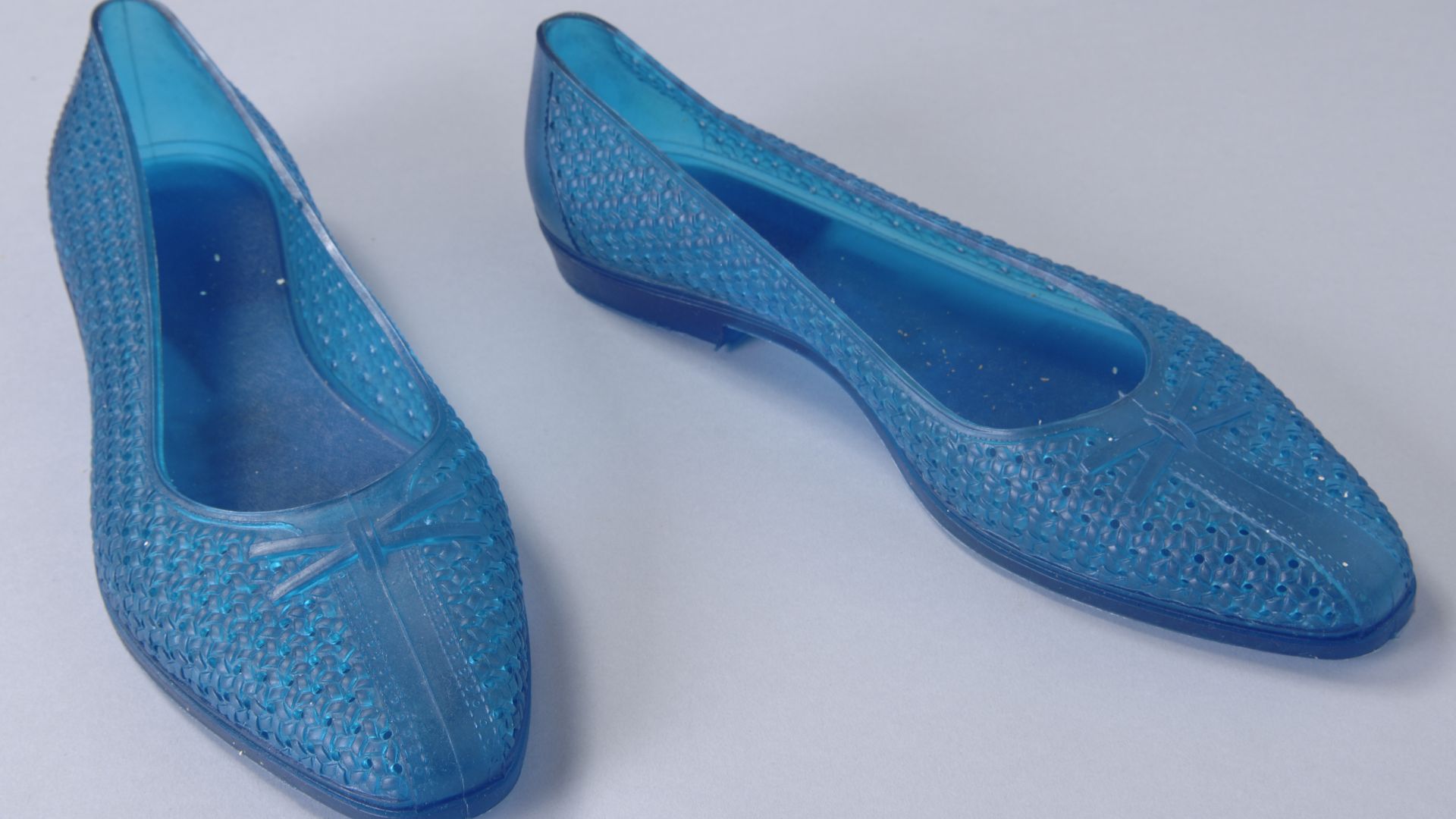 File:Transparant blauwe damesschoenen van gegoten plastic, met een vlechtwerk patroon, objectnr 67955-1-2.JPG