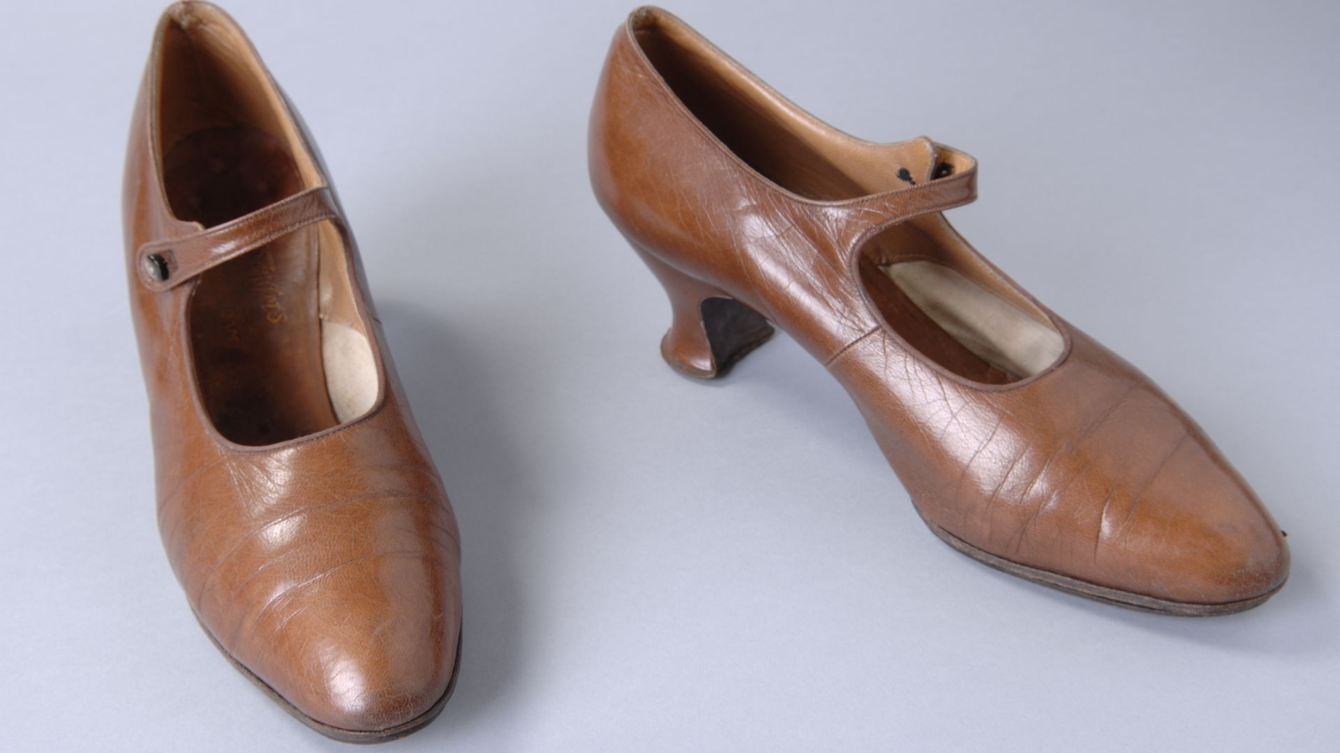 File:Bruine leren damesschoenen met louishak, objectnr 69367-1-2.JPG