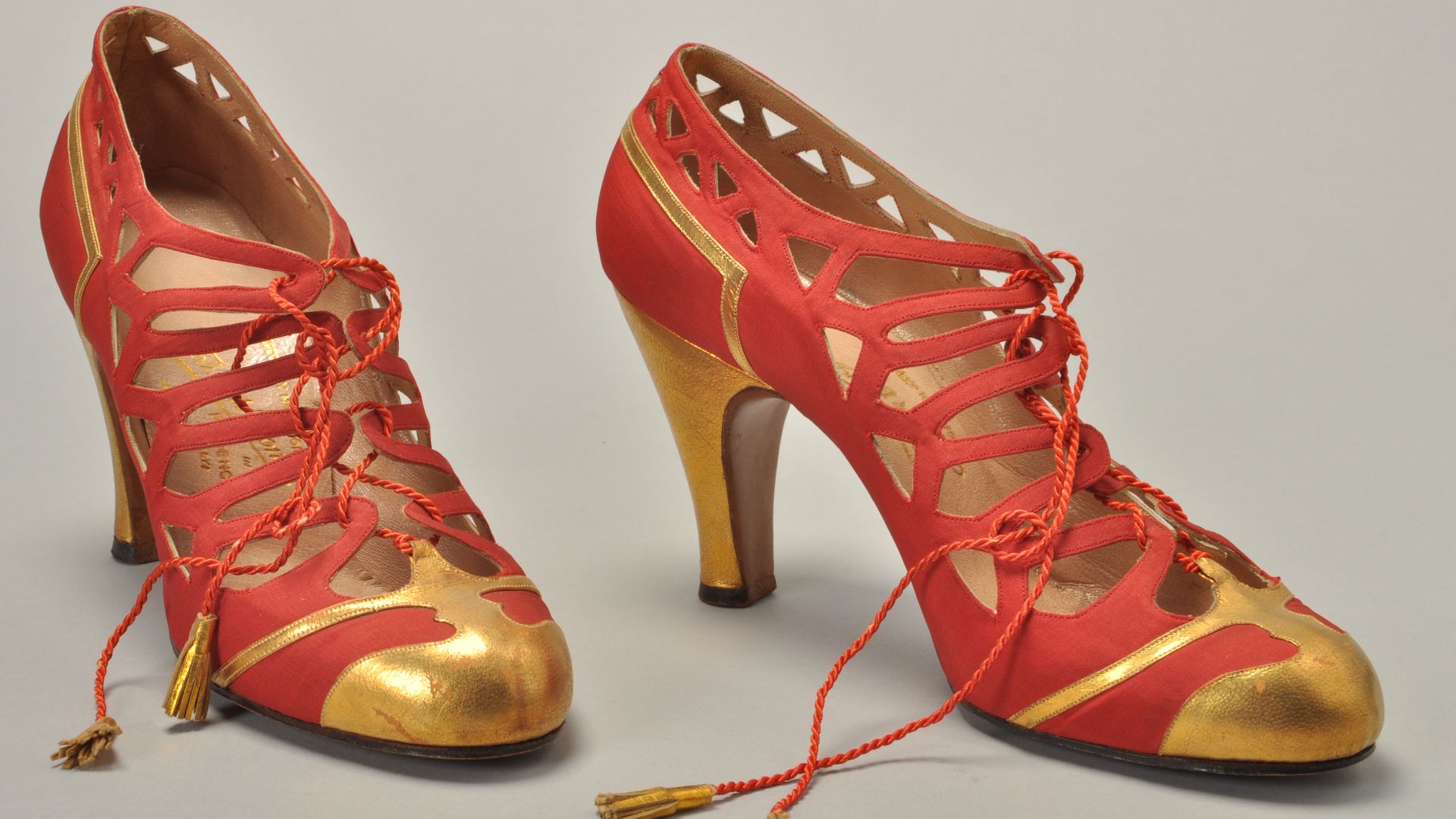 File:Rood en goudkleurig opengewerkte avondschoenen, objectnr 69448-1-2.JPG