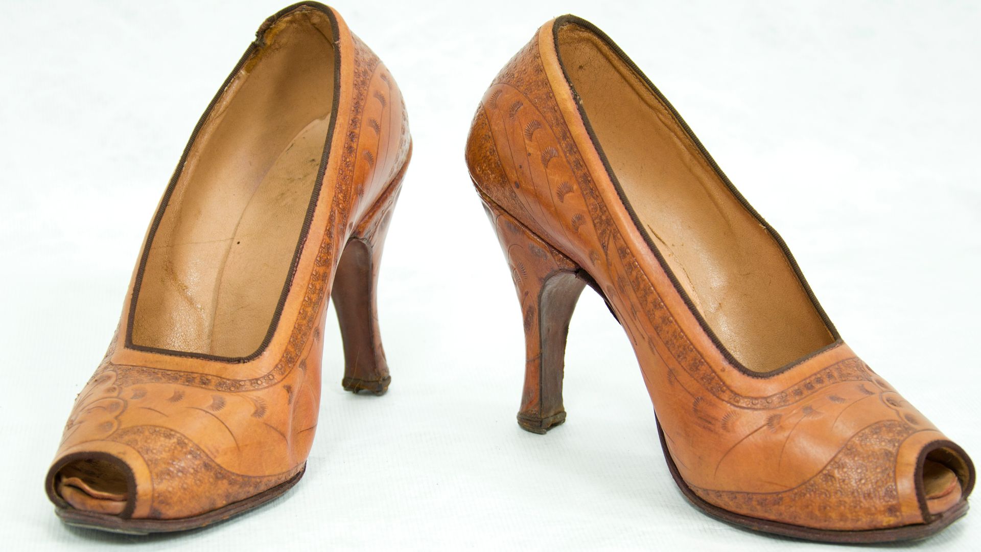 File:Shoes, pair (AM 1999.62.1-1).jpg