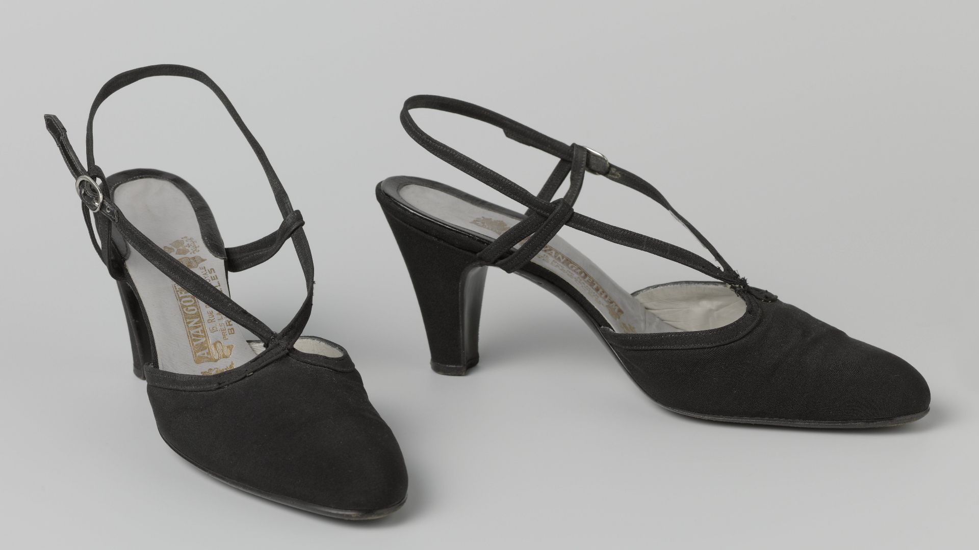 File:Paar avondschoenen Avondschoen van zwarte crêpe de Chine, BK-1986-73-B.jpg