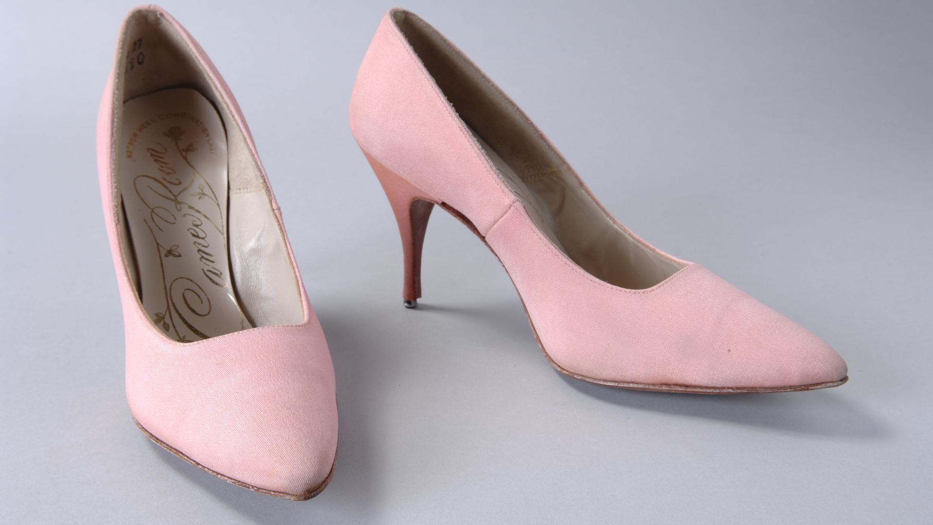 File:Roze satijnen pumps met zeer spitse neus en hoge naaldhak, objectnr 69471-1-2.JPG