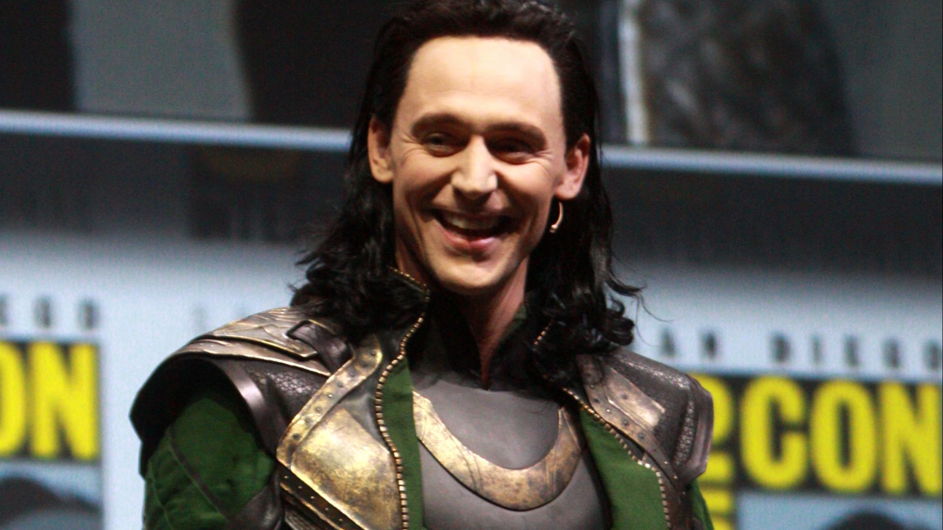 File:Tom Hiddleston by Gage Skidmore (cropped).jpg