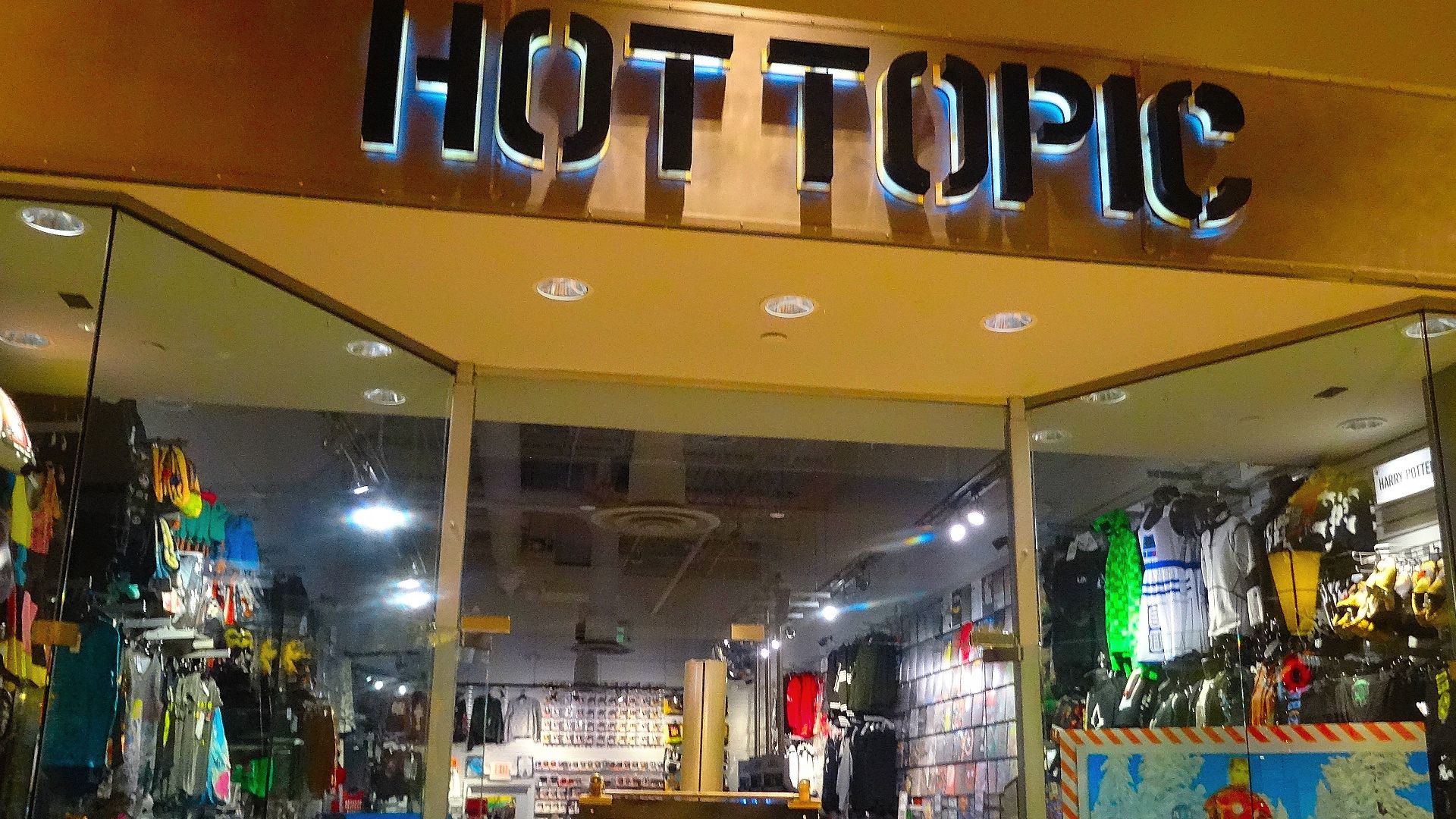 File:Hot Topic - panoramio (1).jpg