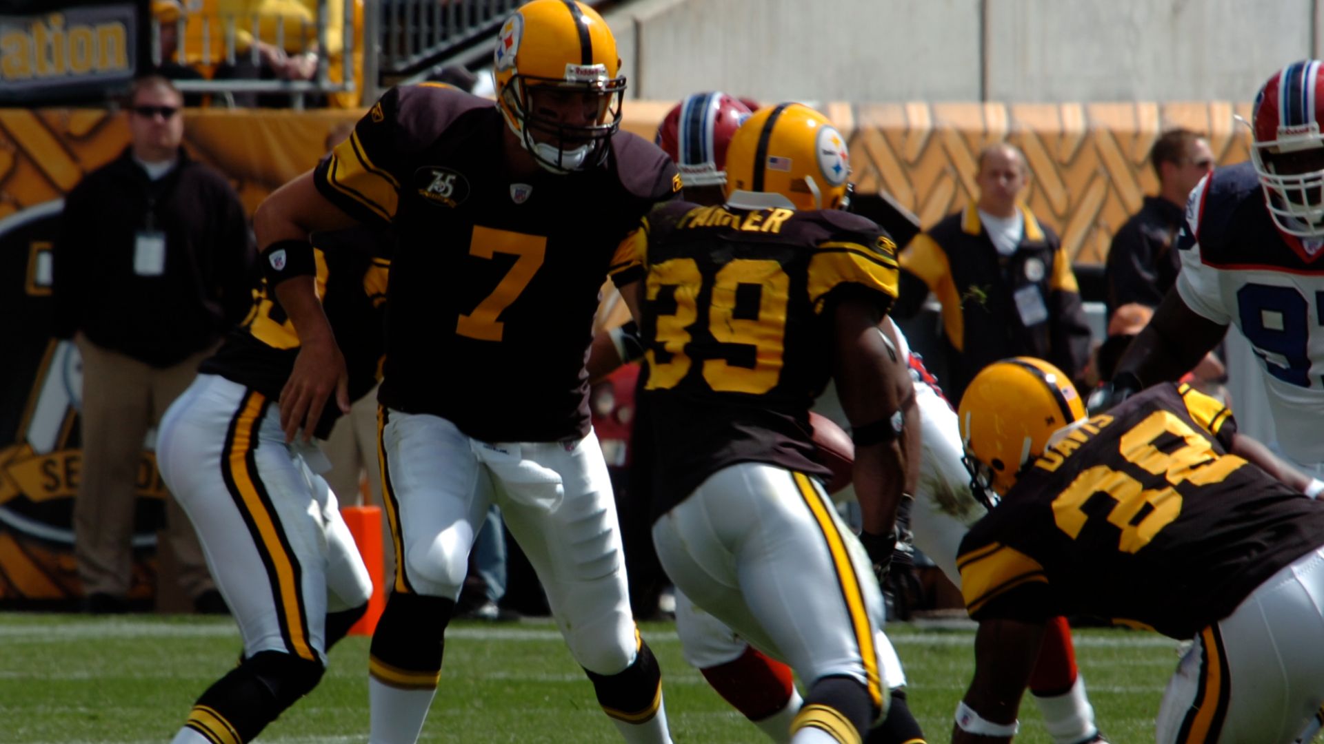 File:Ben hands off to Willie.jpg