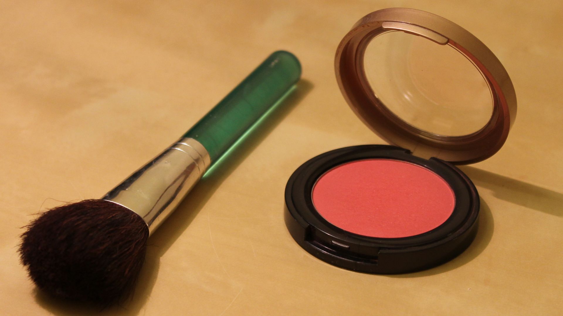 File:Blush and blush brush.jpg